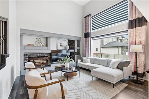 220 Thorn Dr, Winnipeg, MB - Indoor Photo Showing Living Room With Fireplace