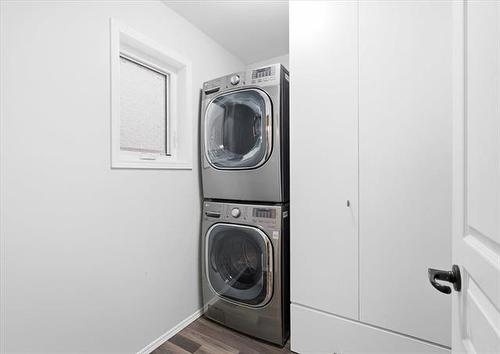 220 Thorn Dr, Winnipeg, MB - Indoor Photo Showing Laundry Room