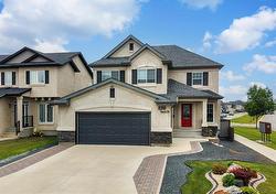 220 Thorn DR  Winnipeg, MB R2P 1S1