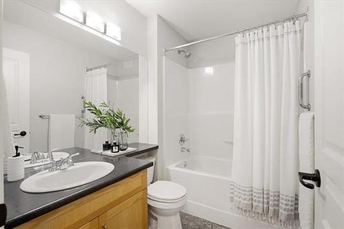 220 Thorn Dr, Winnipeg, MB - Indoor Photo Showing Bathroom
