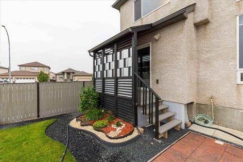 220 Thorn Dr, Winnipeg, MB - Outdoor With Exterior