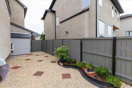 220 Thorn Dr, Winnipeg, MB - Outdoor With Exterior