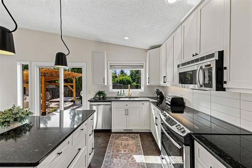 30 Wingate Crt, Winnipeg, MB - Indoor Photo Showing Kitchen With Upgraded Kitchen