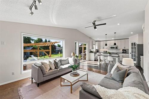 30 Wingate Crt, Winnipeg, MB - Indoor Photo Showing Living Room
