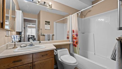 107-3815 Brown Road, West Kelowna, BC - Indoor Photo Showing Bathroom