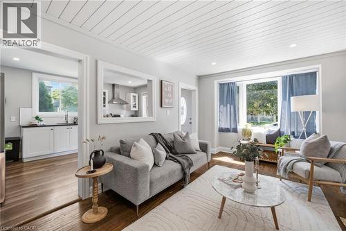 47 Brucedale Avenue E, Hamilton, ON - Indoor Photo Showing Living Room