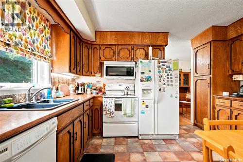 522 Delaronde Road, Saskatoon, SK - Indoor Photo Showing Kitchen With Double Sink