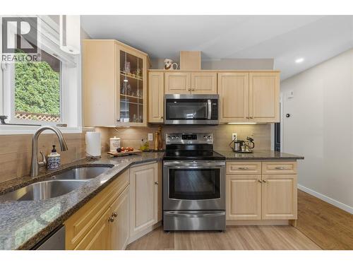 Spacious beautiful kitchen w/granite counter - 2208 Mimosa Drive, West Kelowna, BC 