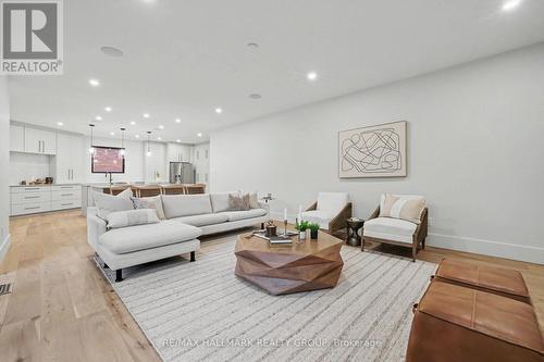 Perfect for entertaining. - 218 Woodland Avenue, Ottawa, ON - Indoor Photo Showing Living Room