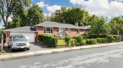 256 Ferris Road Toronto, ON M4B 1H6