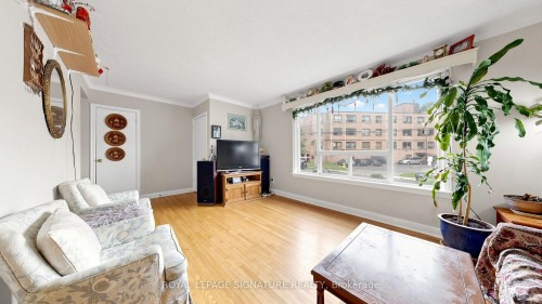 256 Ferris Road, Toronto, ON - Indoor Photo Showing Living Room