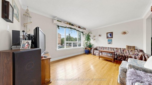 256 Ferris Road, Toronto, ON - Indoor Photo Showing Living Room