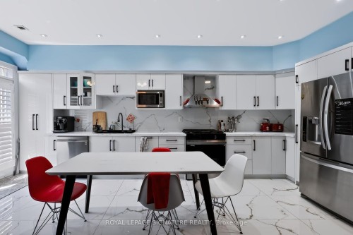 10 Clockwork Lane, Toronto, ON - Indoor Photo Showing Kitchen