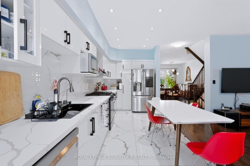 10 Clockwork Lane, Toronto, ON - Indoor Photo Showing Kitchen With Upgraded Kitchen