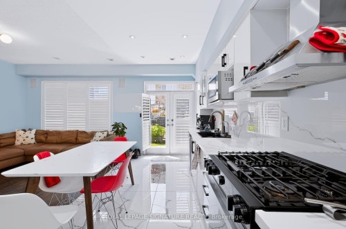 10 Clockwork Lane, Toronto, ON - Indoor Photo Showing Kitchen With Upgraded Kitchen