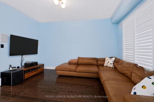 10 Clockwork Lane, Toronto, ON - Indoor Photo Showing Living Room