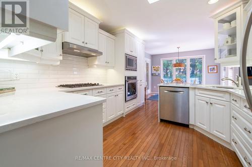 61 Aberdeen Drive, Middlesex Centre (Coldstream), ON - Indoor Photo Showing Kitchen With Upgraded Kitchen