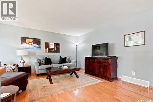 43 Columbia Drive, Saskatoon, SK - Indoor Photo Showing Living Room