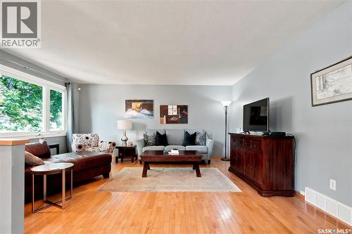 43 Columbia Drive, Saskatoon, SK - Indoor Photo Showing Living Room