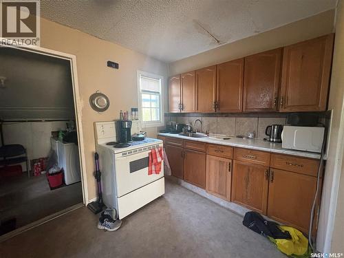 921 Argyle Street, Regina, SK - Indoor Photo Showing Kitchen With Double Sink