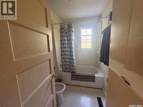 921 Argyle Street, Regina, SK - Indoor Photo Showing Bathroom