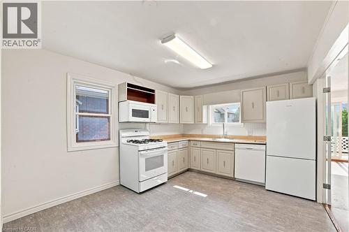 156 Tragina Avenue N, Hamilton, ON - Indoor Photo Showing Kitchen