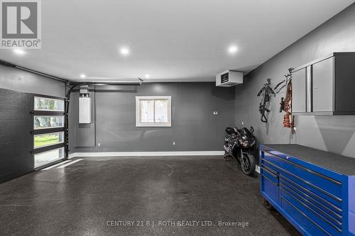 1908 10Th Line, Innisfil, ON - Indoor Photo Showing Garage