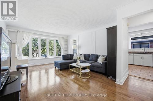 45 Faversham Crescent, Toronto, ON - Indoor Photo Showing Living Room