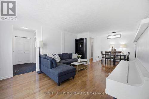 45 Faversham Crescent, Toronto, ON - Indoor Photo Showing Living Room