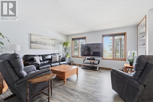 393460 2 Concession, West Grey, ON - Indoor Photo Showing Living Room