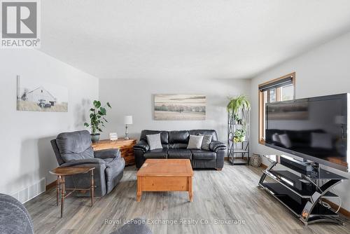 393460 2 Concession, West Grey, ON - Indoor Photo Showing Living Room