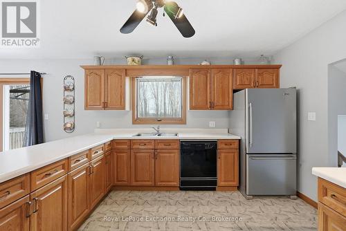 393460 2 Concession, West Grey, ON - Indoor Photo Showing Kitchen With Double Sink
