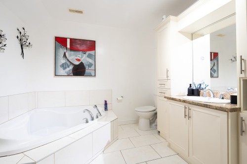 Salle de bains - 2072 Rue De Castellane, Laval (Vimont), QC - Indoor Photo Showing Bathroom