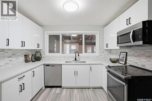 1721 E Avenue N, Saskatoon, SK - Indoor Photo Showing Kitchen
