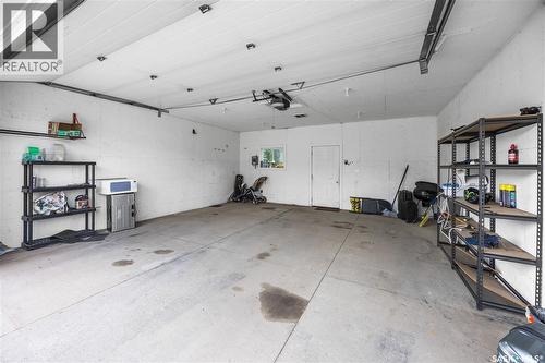 439 Coad Manor, Saskatoon, SK - Indoor Photo Showing Garage