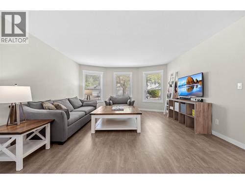377 Sumac Road E, Kelowna, BC - Indoor Photo Showing Living Room
