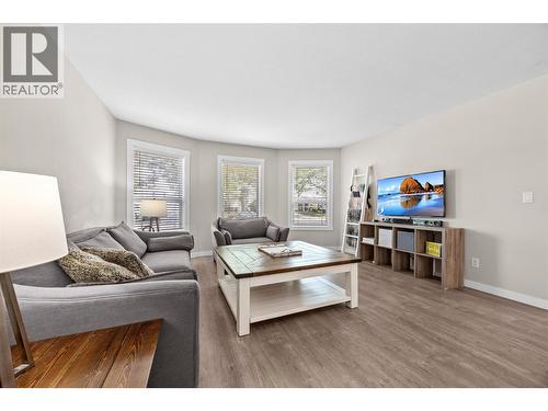 377 Sumac Road E, Kelowna, BC - Indoor Photo Showing Living Room