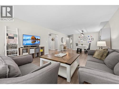 377 Sumac Road E, Kelowna, BC - Indoor Photo Showing Living Room