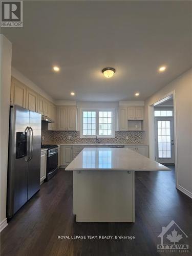 114 Bartonia Circle, Ottawa, ON - Indoor Photo Showing Kitchen With Upgraded Kitchen