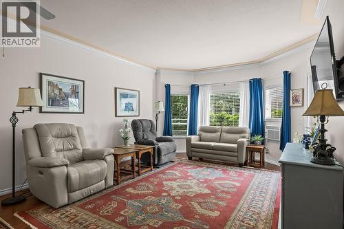 877 Klo Road Unit# 112, Kelowna, BC - Indoor Photo Showing Living Room