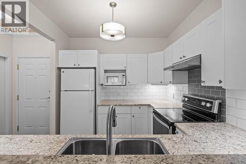 877 Klo Road Unit# 112, Kelowna, BC - Indoor Photo Showing Kitchen With Double Sink