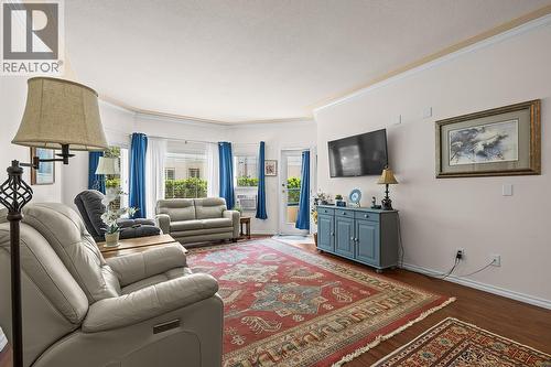877 Klo Road Unit# 112, Kelowna, BC - Indoor Photo Showing Living Room