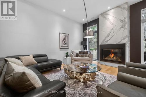 88 SOUTH KINGSWAY WAY , Toronto, Ontario M6S 3T3 2