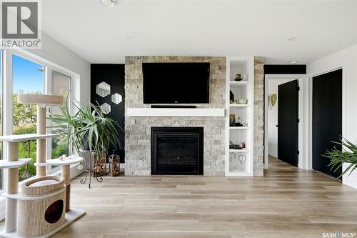 232 Edgewood Drive, Buena Vista, SK - Indoor Photo Showing Living Room With Fireplace