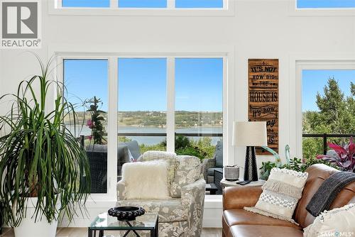 232 Edgewood Drive, Buena Vista, SK - Indoor Photo Showing Living Room