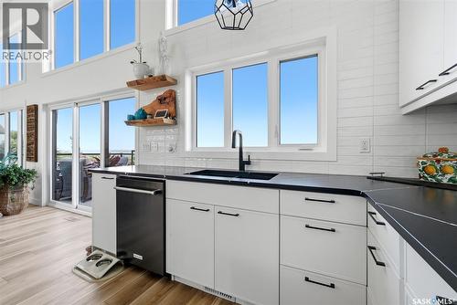 232 Edgewood Drive, Buena Vista, SK - Indoor Photo Showing Kitchen With Double Sink