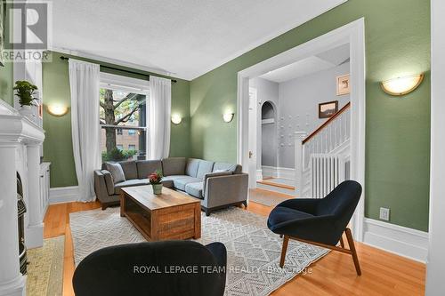 7 Third Avenue, Ottawa, ON - Indoor Photo Showing Living Room