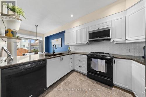 1433 Comfrey Crescent, Ottawa, ON - Indoor Photo Showing Kitchen With Upgraded Kitchen