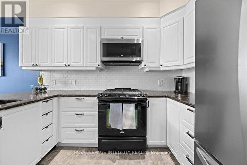 1433 Comfrey Crescent, Ottawa, ON - Indoor Photo Showing Kitchen With Upgraded Kitchen