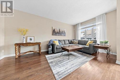 1433 Comfrey Crescent, Ottawa, ON - Indoor Photo Showing Living Room
